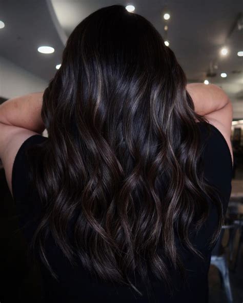 Capelli neri con riflessi cioccolato