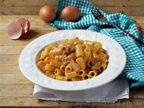 Carbonara con salsiccia e pepe rosa