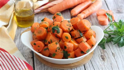 Carote al vapore in un cestello