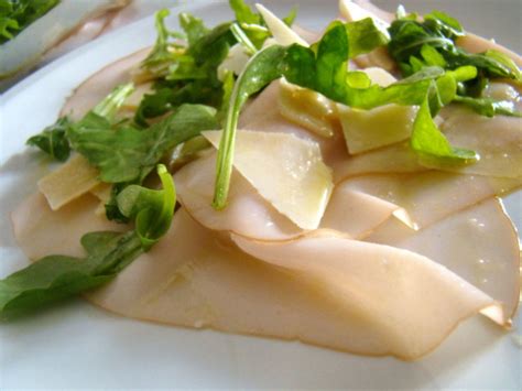 Carpaccio di Tacchino con Rucola e Grana