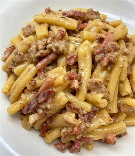 Caserecce con salsiccia, pomodorini e gorgonzola
