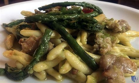 Cavatelli con asparagi, pomodorini e salsiccia