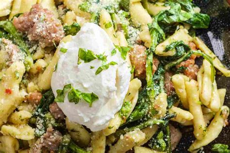 Cavatelli con salsiccia e cime di rapa