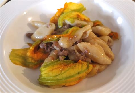 Cavatelli con salsiccia e fiori di zucca