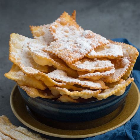 Chiacchiere pronte da gustare