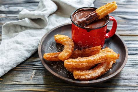 Churros serviti con cioccolata calda