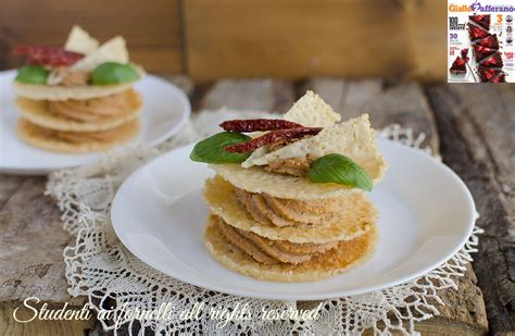 Cialde di Parmigiano con Crema di Pomodori Secchi