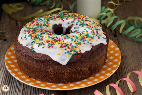 Ciambella con glassa e zuccherini