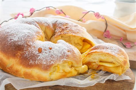 Ciambella di mele e marmellata pronta
