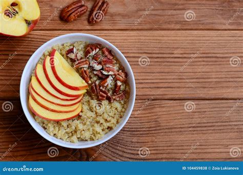 Ciotola di quinoa, frutta e noci