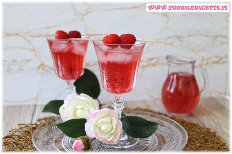 Cocktail analcolico con sciroppo di lampone