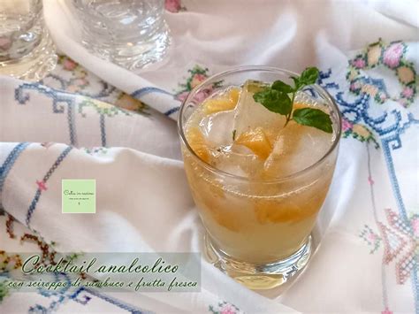 Cocktail analcolico con sciroppo di sambuco