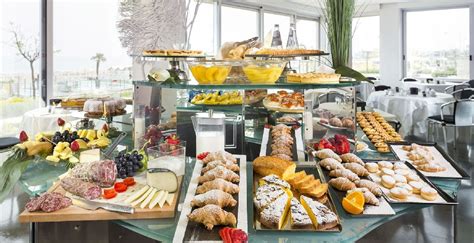 Colazione a buffet in un albergo