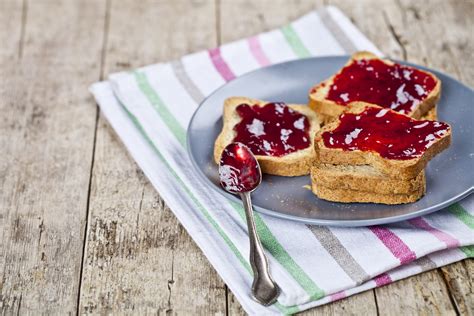 Colazione con fette biscottate e marmellata