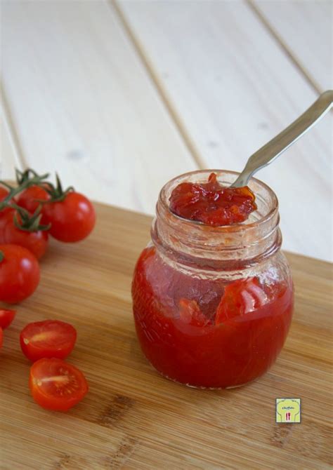 Confettura di pomodorini gialli in barattoli