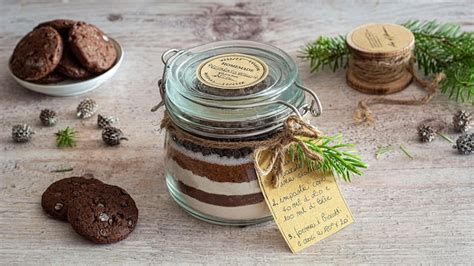 Confezionamento biscotti in barattolo