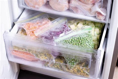 Congelatore pieno di cibo