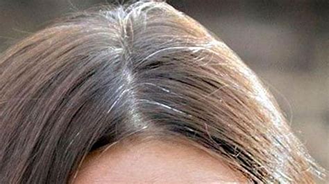 Coprire i capelli bianchi con metodi naturali
