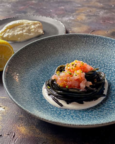 Corona di spaghetti al cavolo nero con tartare di gamberi rossi