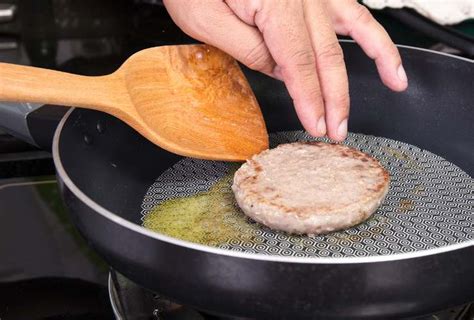 Cottura degli hamburger in padella