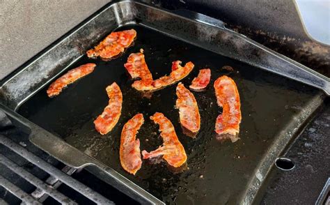 Cottura dell'hamburger sulla piastra