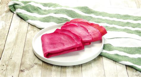 Crêpes alla barbabietola farcite con miglio e mozzarella