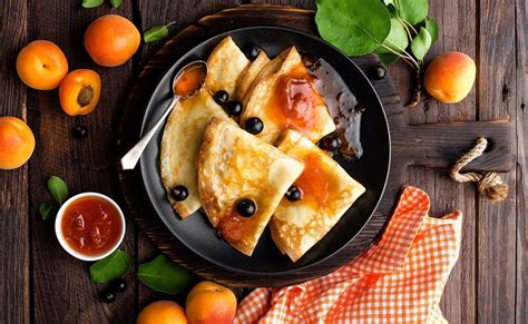 Crêpes integrali con frutta e yogurt