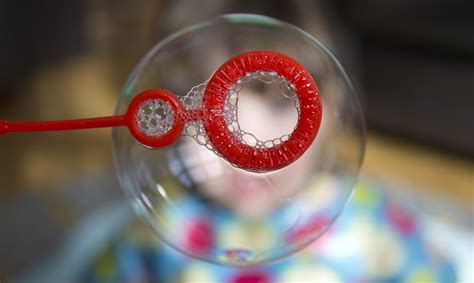 Creare bolle di sapone con le cannucce