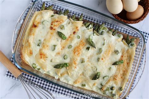 Crepes agli asparagi e ricotta in teglia pronte per essere infornate