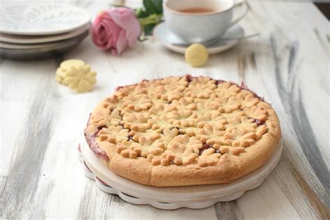 Crostata con confettura di lamponi e decorazioni