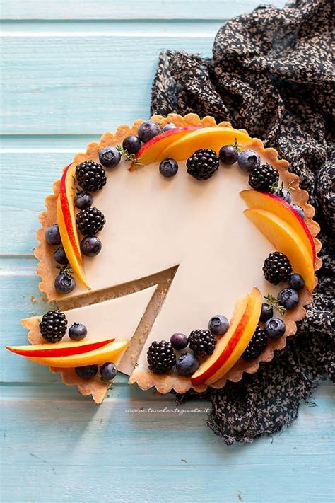 Crostata con frutta e panna