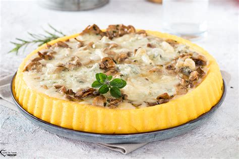 Crostata di polenta con salsiccia e funghi