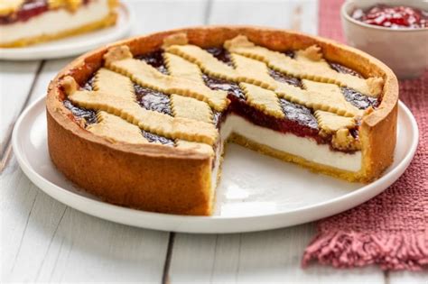 Crostata di sfoglia con marmellata e ricotta