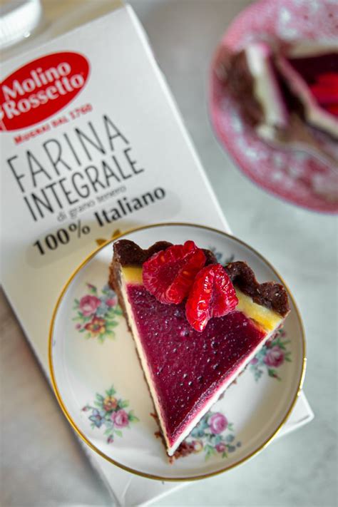 Crostata integrale al cacao con ricotta e lamponi