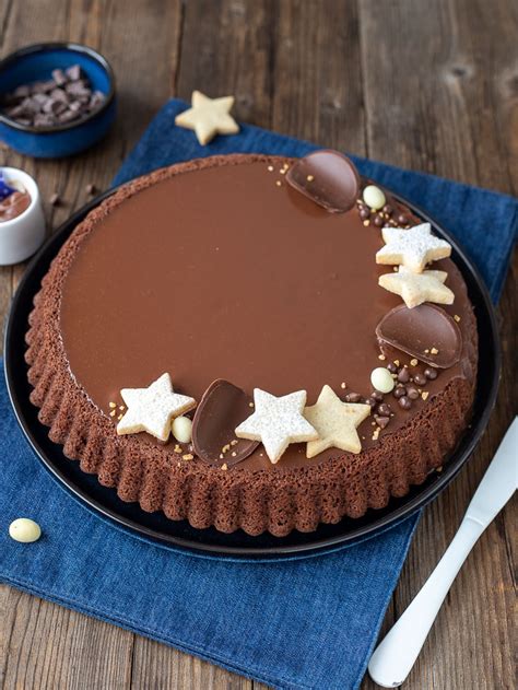 Crostata morbida al cioccolato decorata