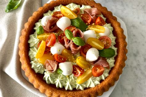 Crostata salata con pomodorini e basilico