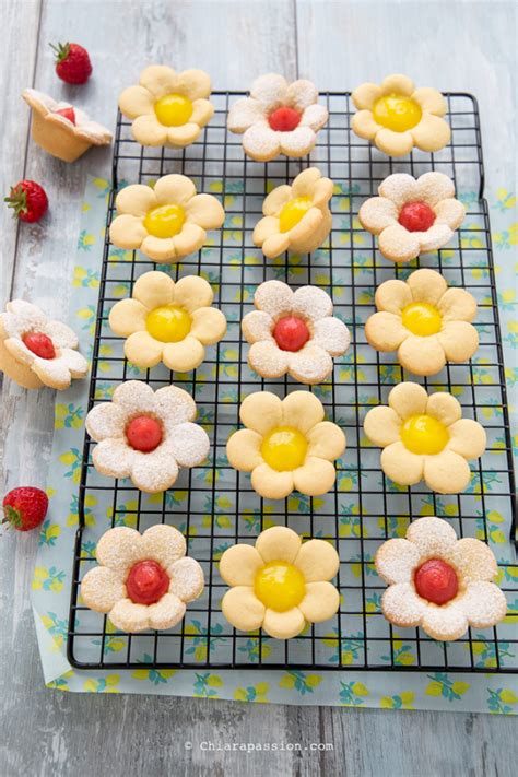 Crostatine a Fiore con Crema al Limone e Fragola