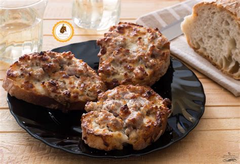 Crostini Salsiccia e Stracchino
