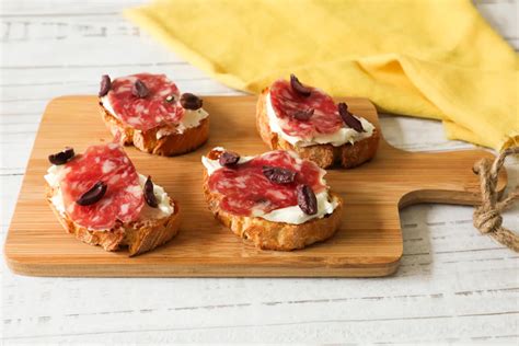 Crostini con avocado e salame