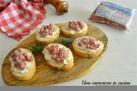 Crostini con pasta di salame e crescenza