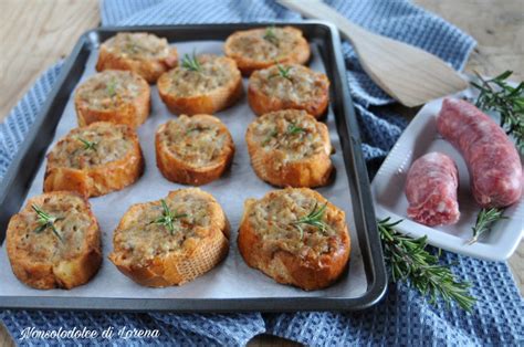 Crostini di pane con salsiccia