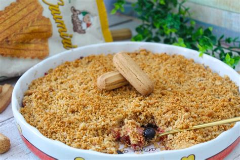 Crumble di biscotti e frutta