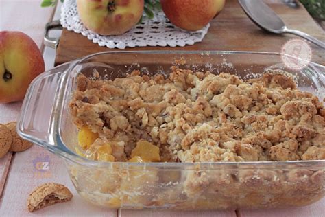 Crumble di pesche e amaretti