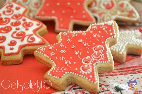 Decorazione di biscotti natalizi con ghiaccia reale