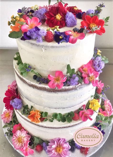 Decorazione di una torta con fiori eduli