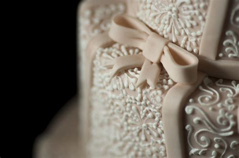 Decorazione di una torta con ghiaccia reale