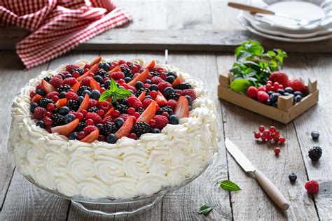 Decorazione torta con frutti di bosco