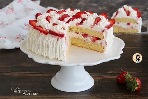 Decorazione torta con panna montata
