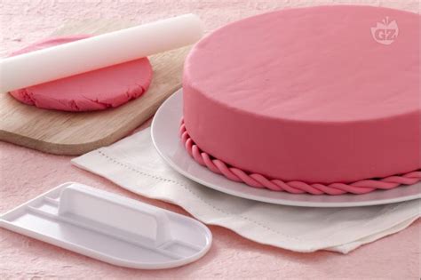 Decorazione torta con pasta di zucchero