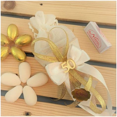 Decorazioni dorate per nozze d'oro